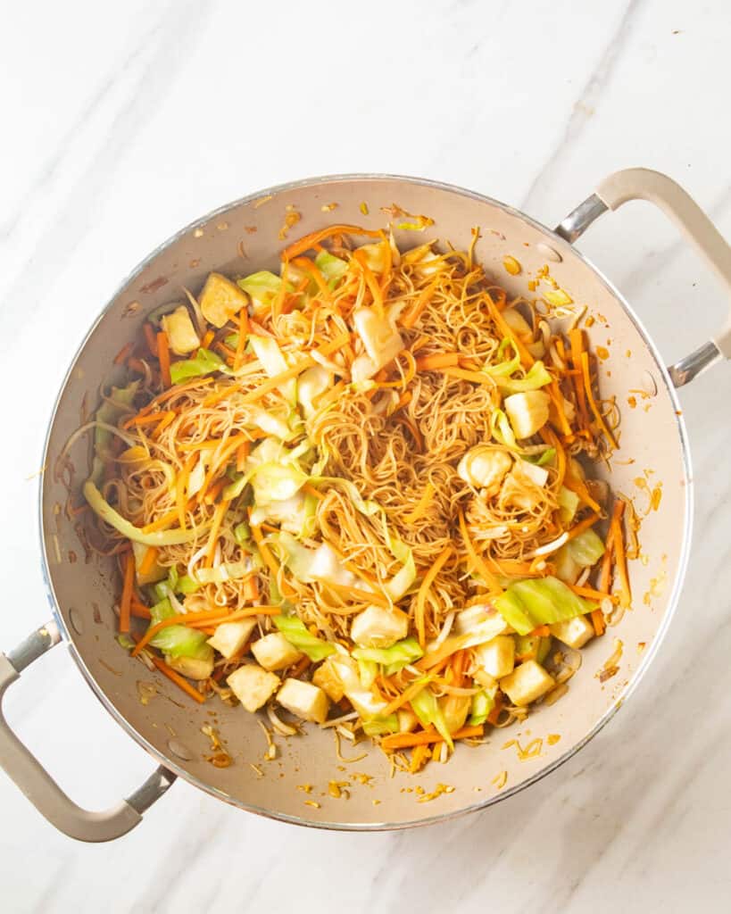 Fried bee hoon in a pan.