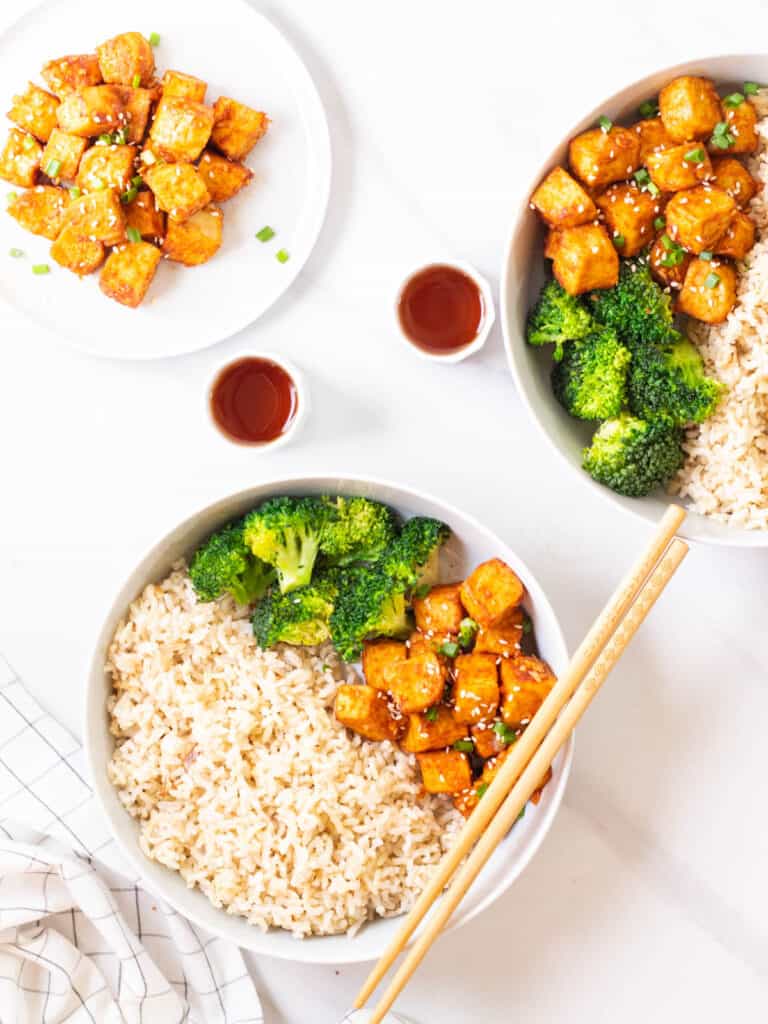 Gochujang tofu served with rice and broccoli in 2 bowls.