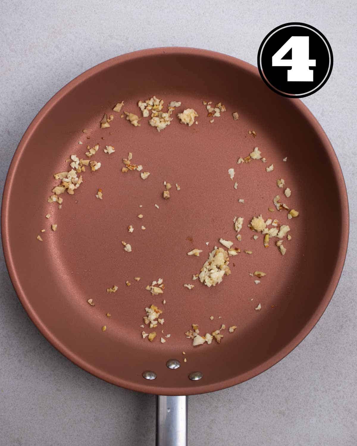 Fried garlic and ginger in a non-stick pan.