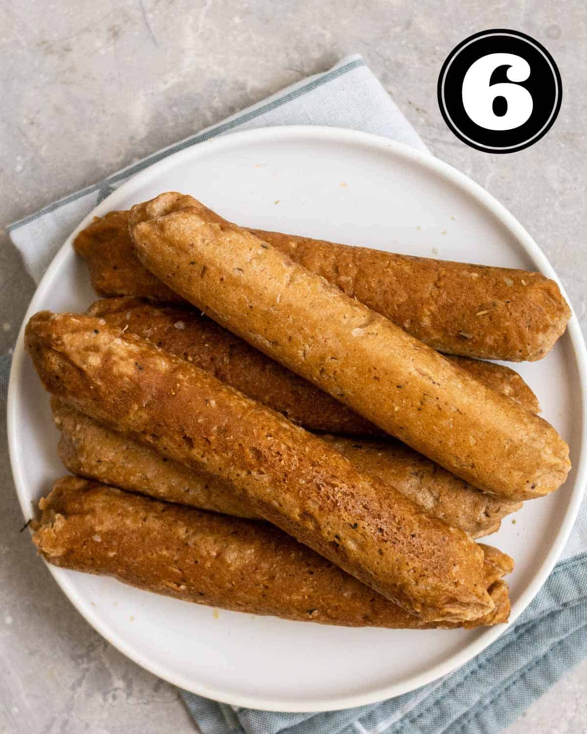 Vegan sausages on a plate.